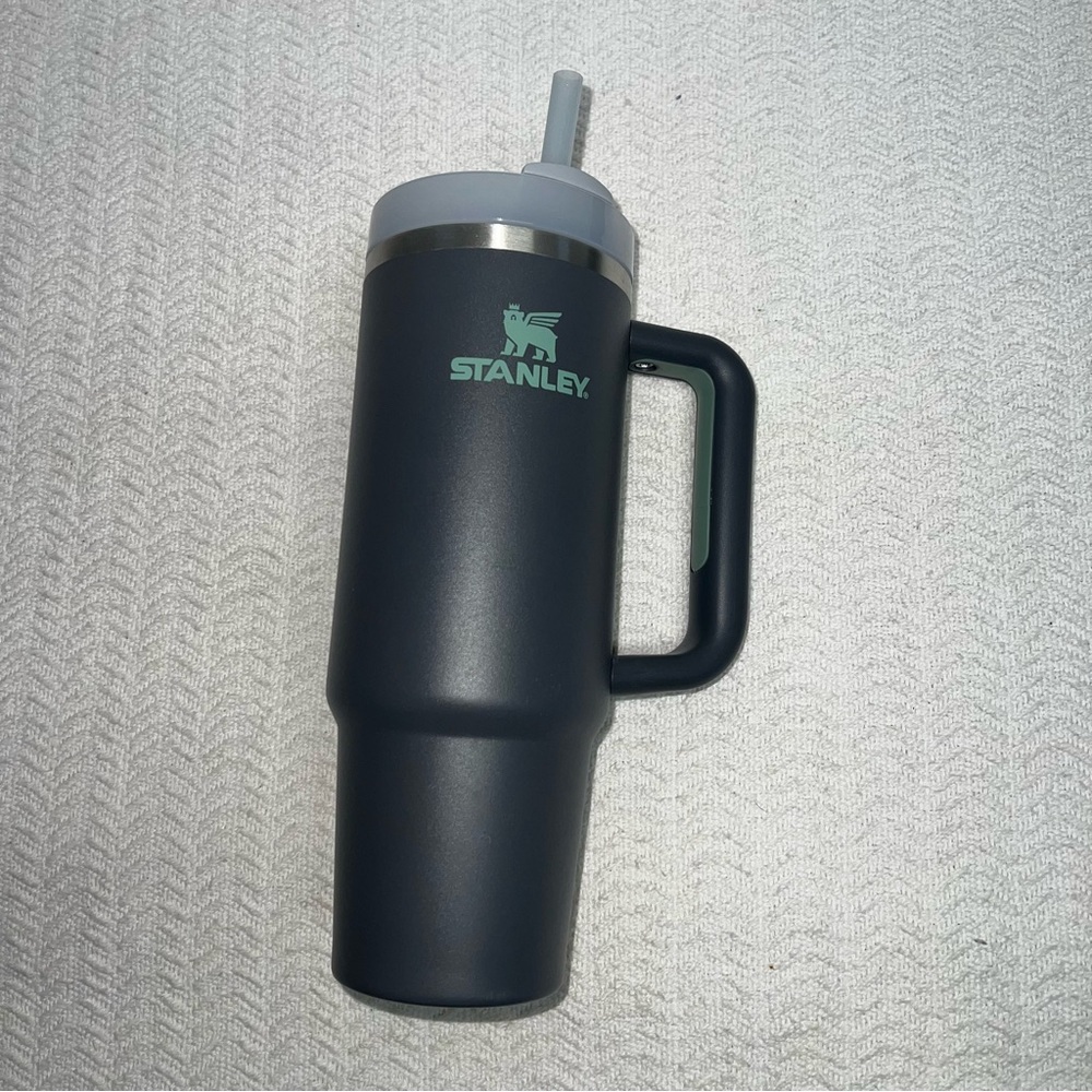 stanley / the quencher h2.0 flowstate tumbler in charcoal color 30 oz